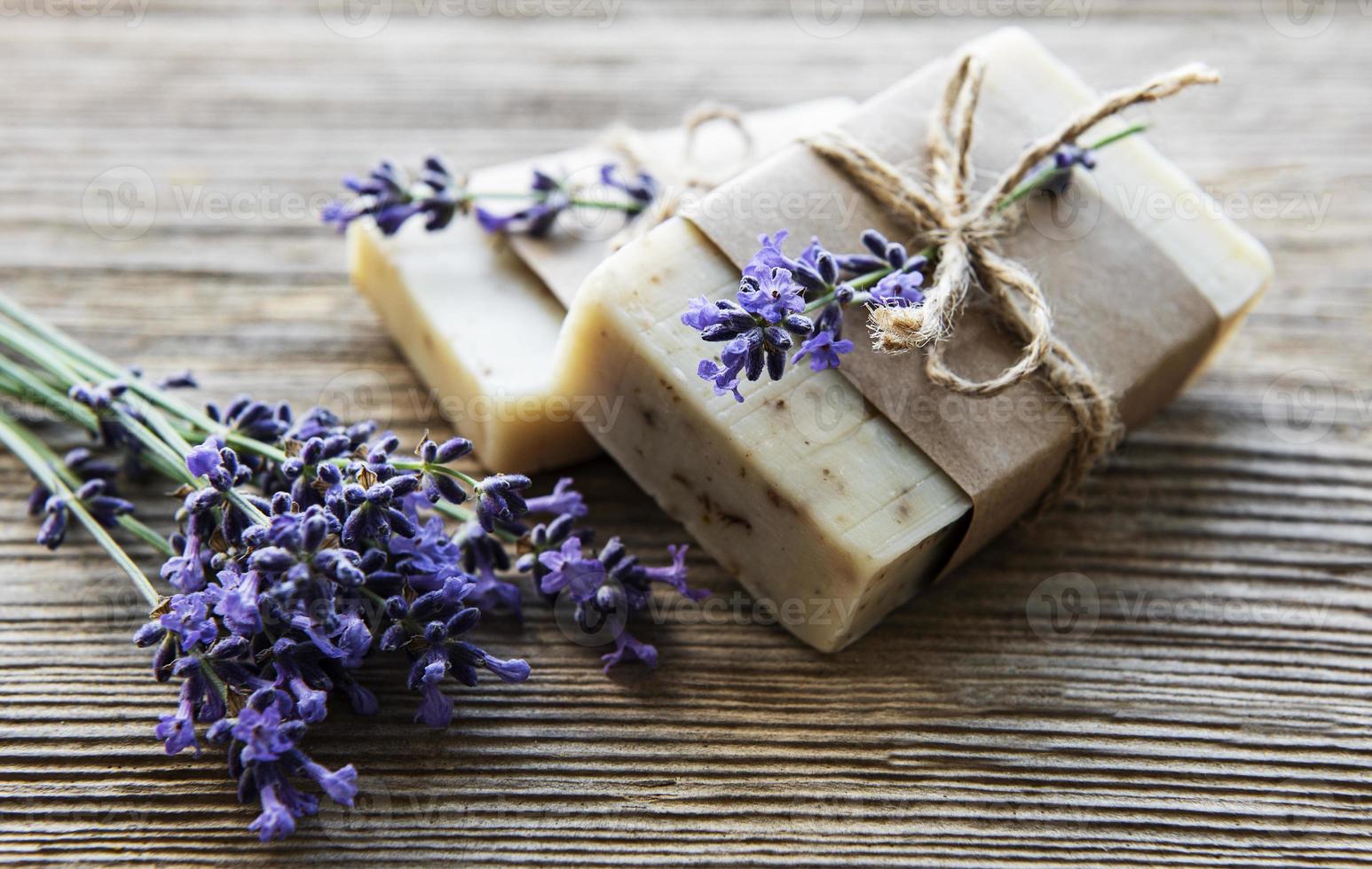 barras de sabonete artesanal com lavanda foto