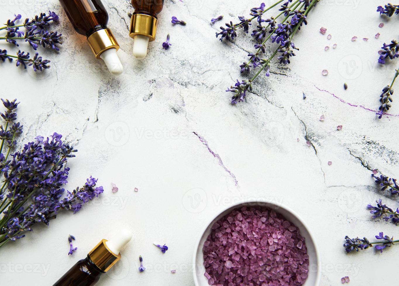 cosmético de ervas naturais com lavanda foto