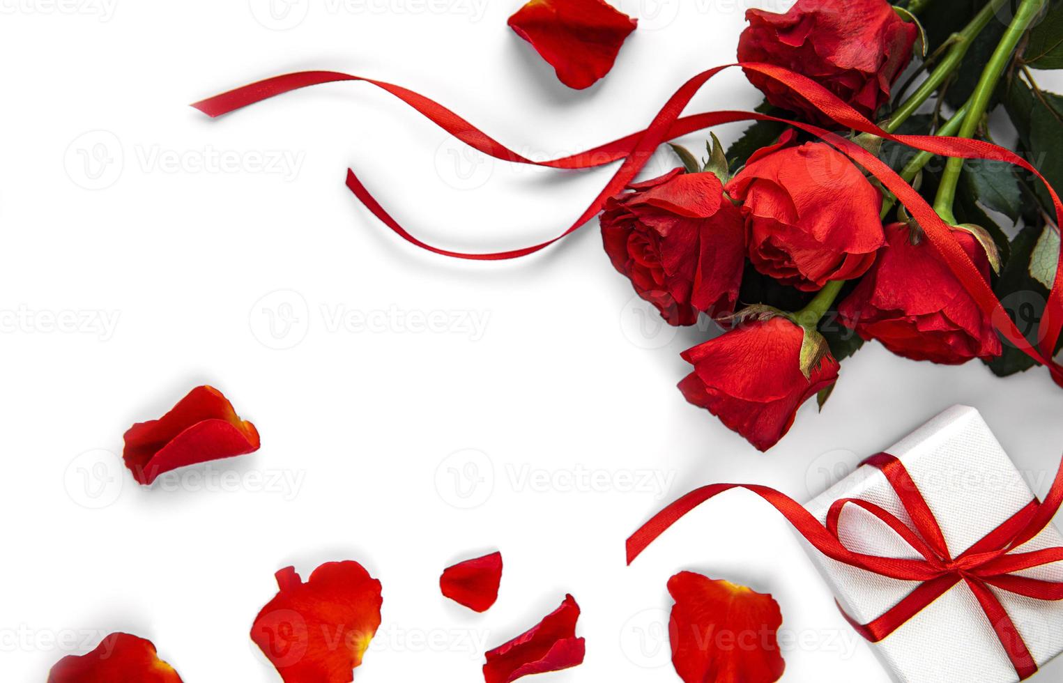 caixa de presente do dia dos namorados e buquê de rosas vermelhas foto