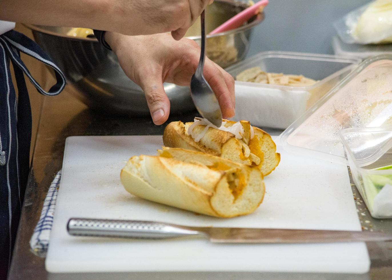 chef prepara sanduíche na cozinha foto