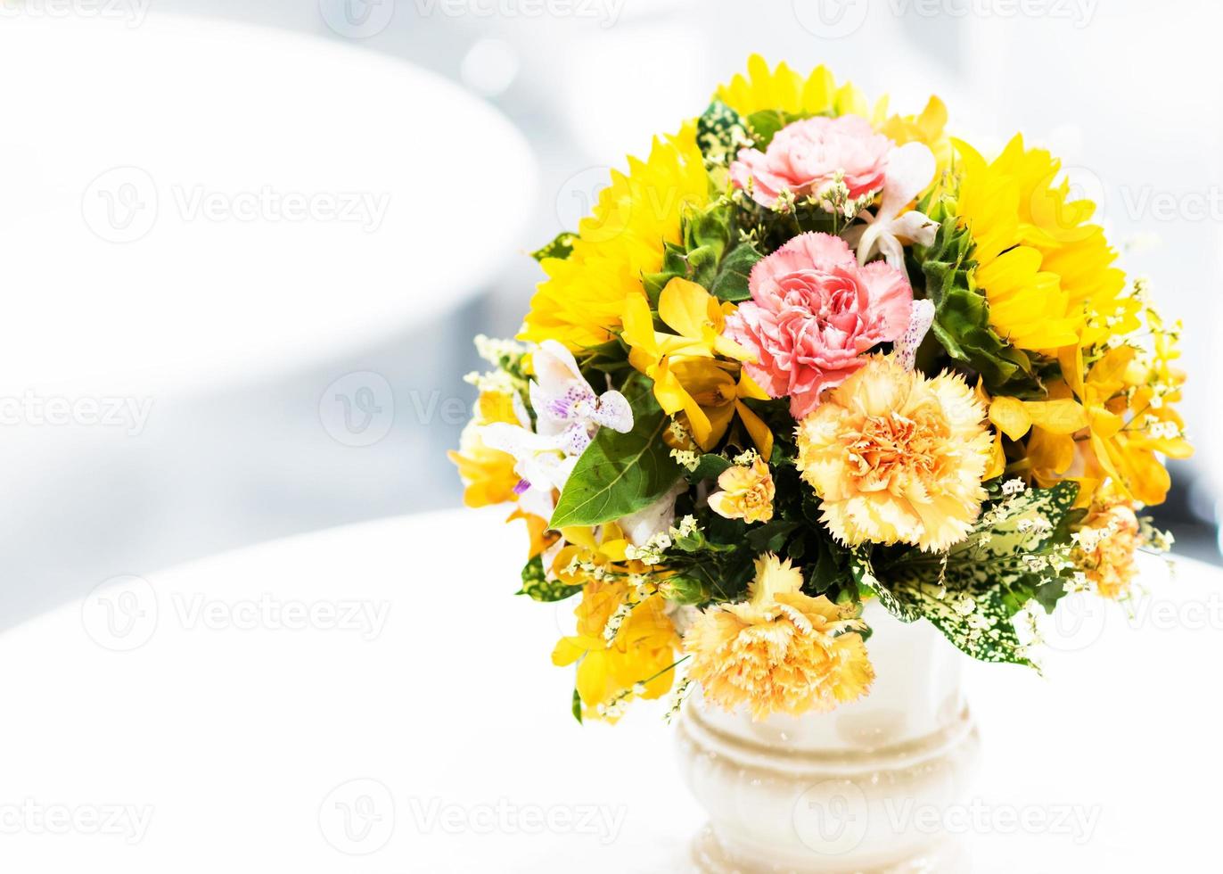 lindo buquê de flores coloridas, arranjo floral foto