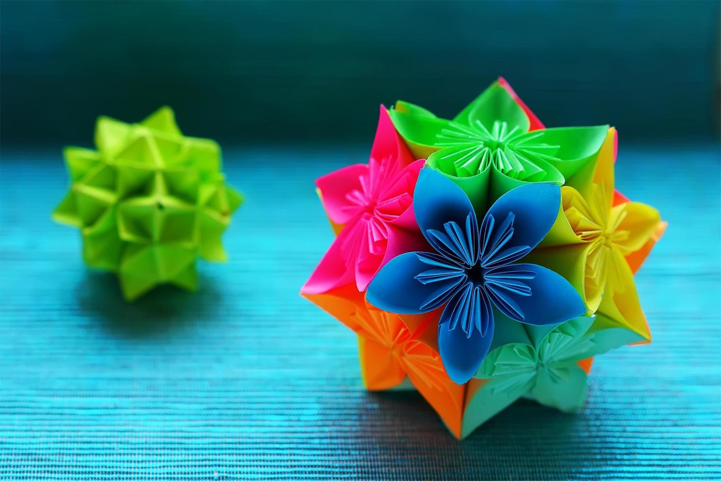 origami dois kusudama em fundo azul foto