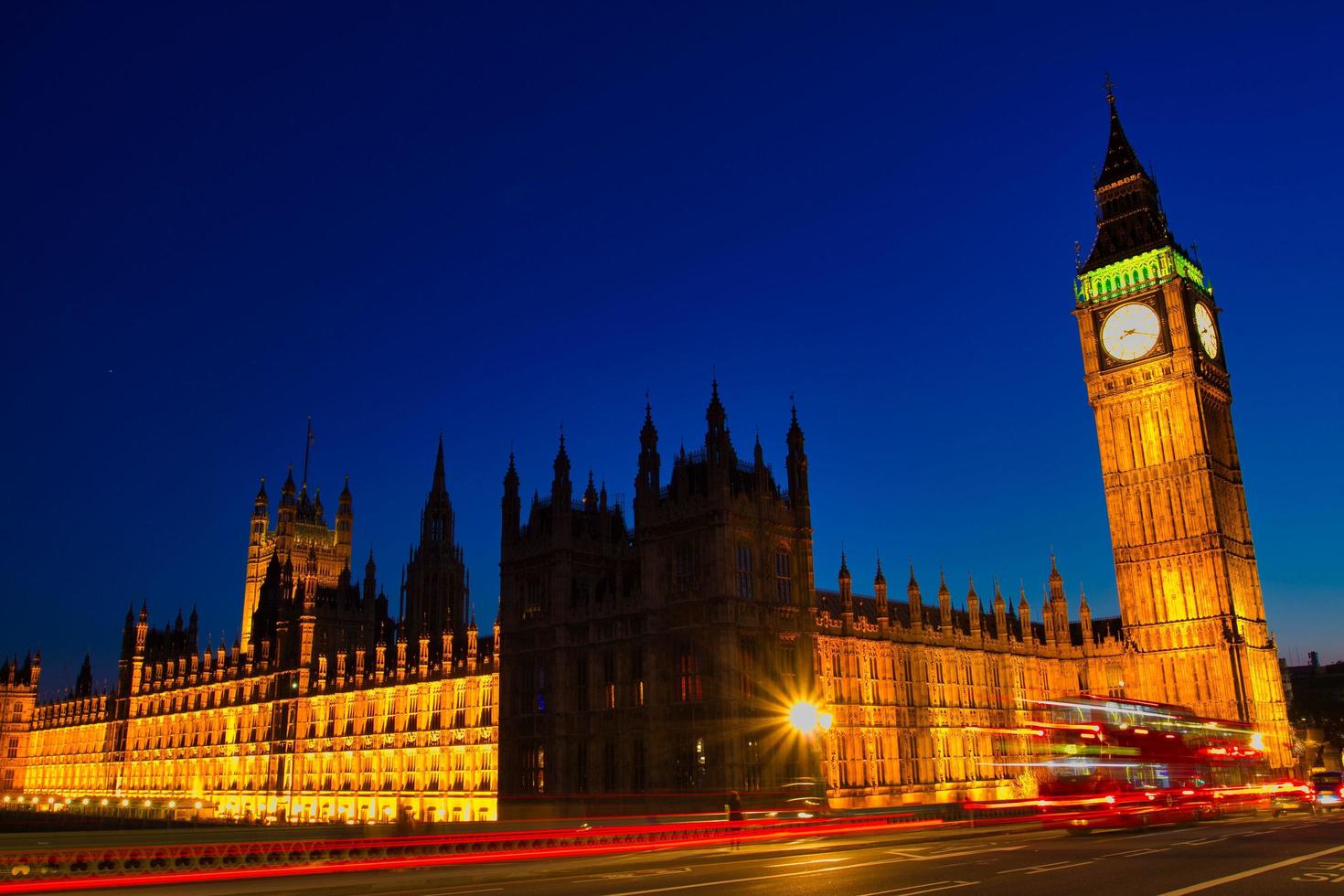 big ben e a casa do parlamento à noite foto