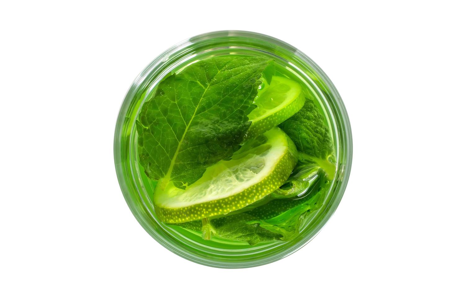 bebida verde fresca em um copo com hortelã. vista de cima foto