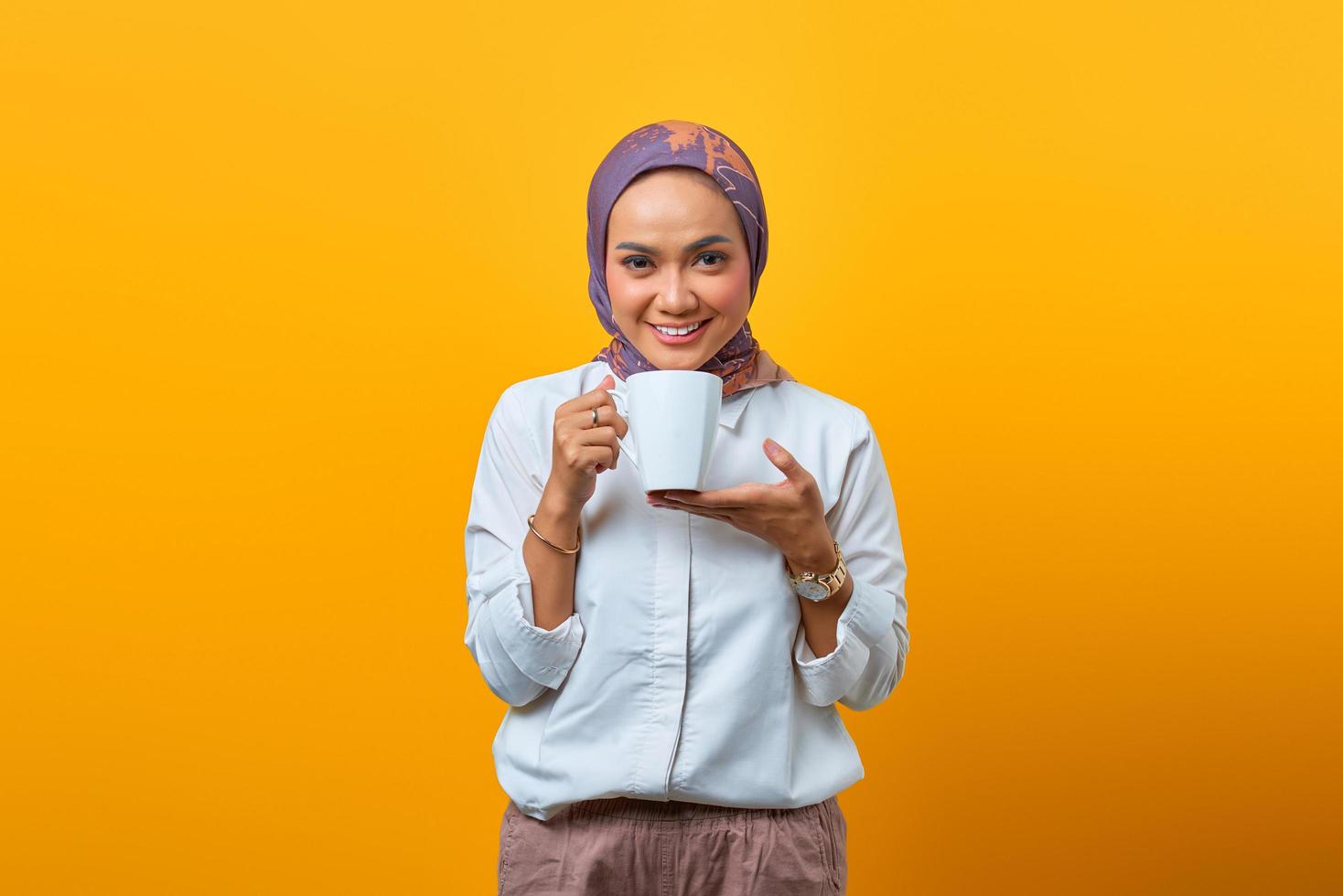 retrato de uma linda mulher asiática sorrindo e segurando uma caneca foto