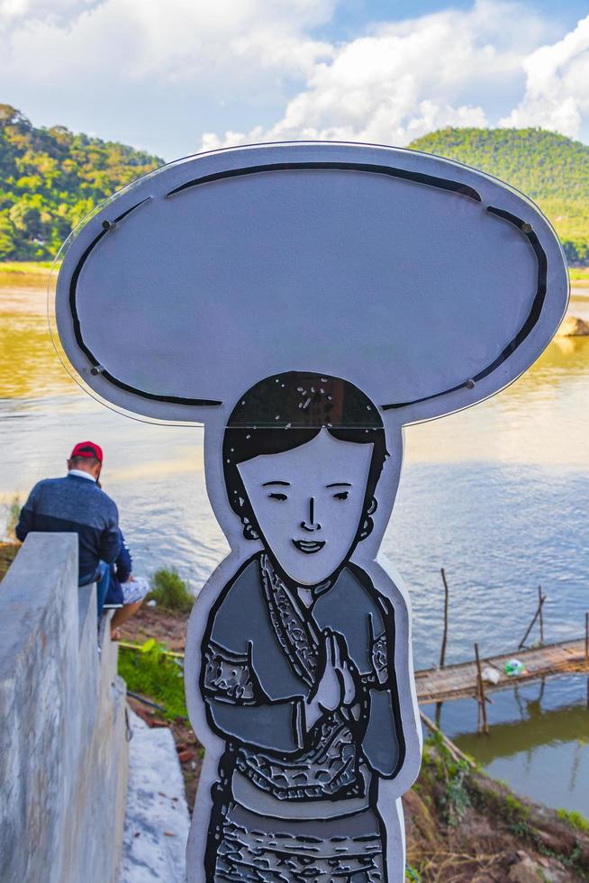 luang prabang, laos 2018 - em branco bem-vindo à ponte de bambu do rio mekong luang prabang laos foto