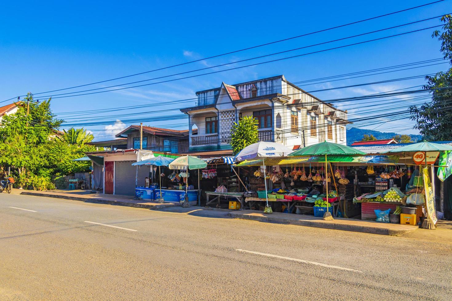 luang prabang, laos 2018 - típico mercado de comida colorida e paisagem urbana da cidade velha de luang prabang, laos foto