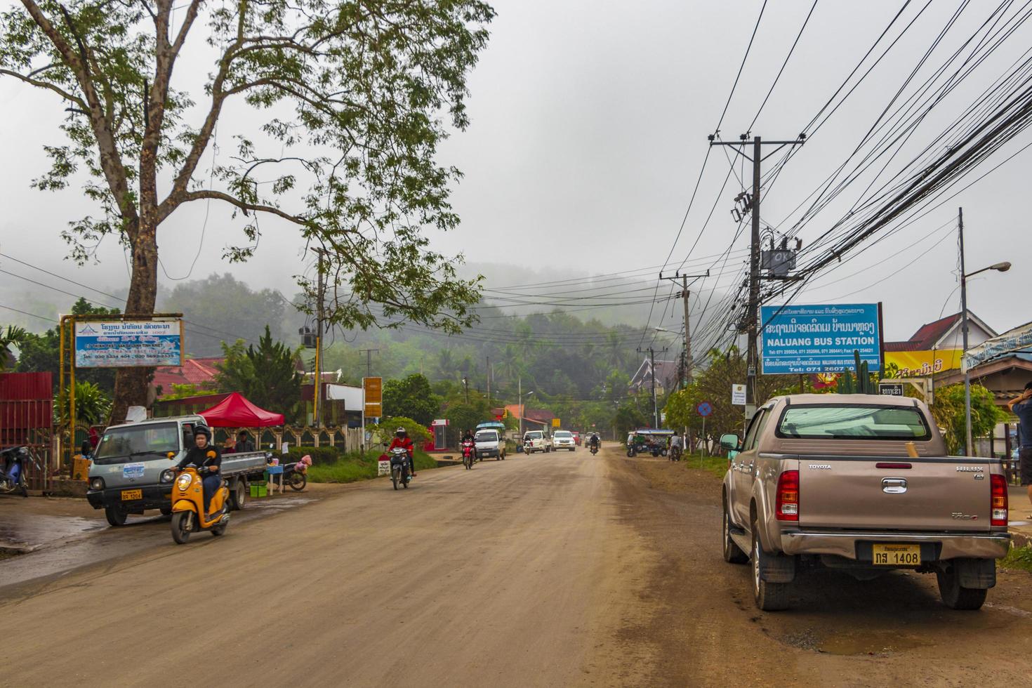 luang prabang, laos 2018 - estrada colorida típica e paisagem urbana da cidade velha de luang prabang, laos foto