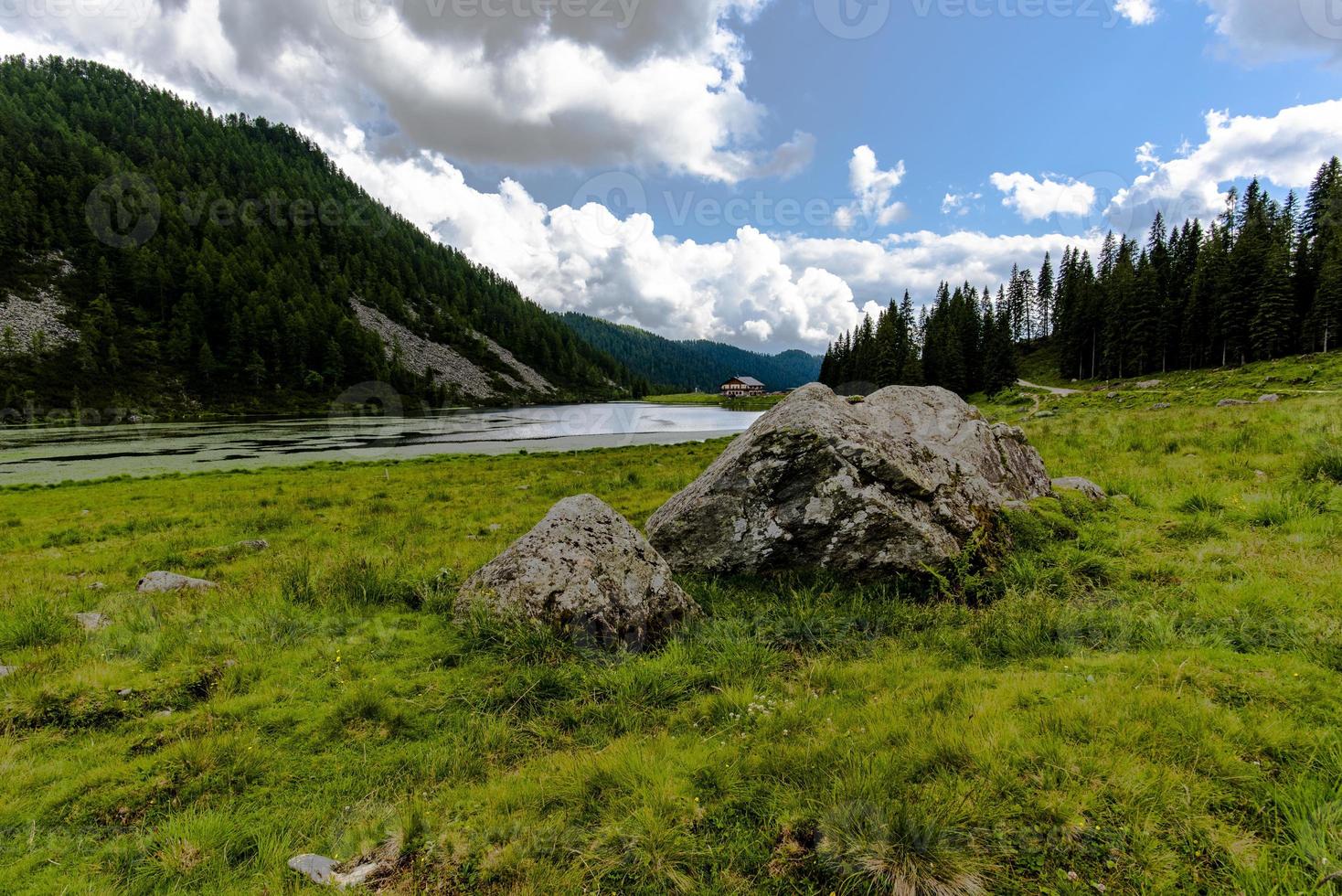 as dolomitas refletidas no lago calaita em san martino di castrozza trento, itália foto