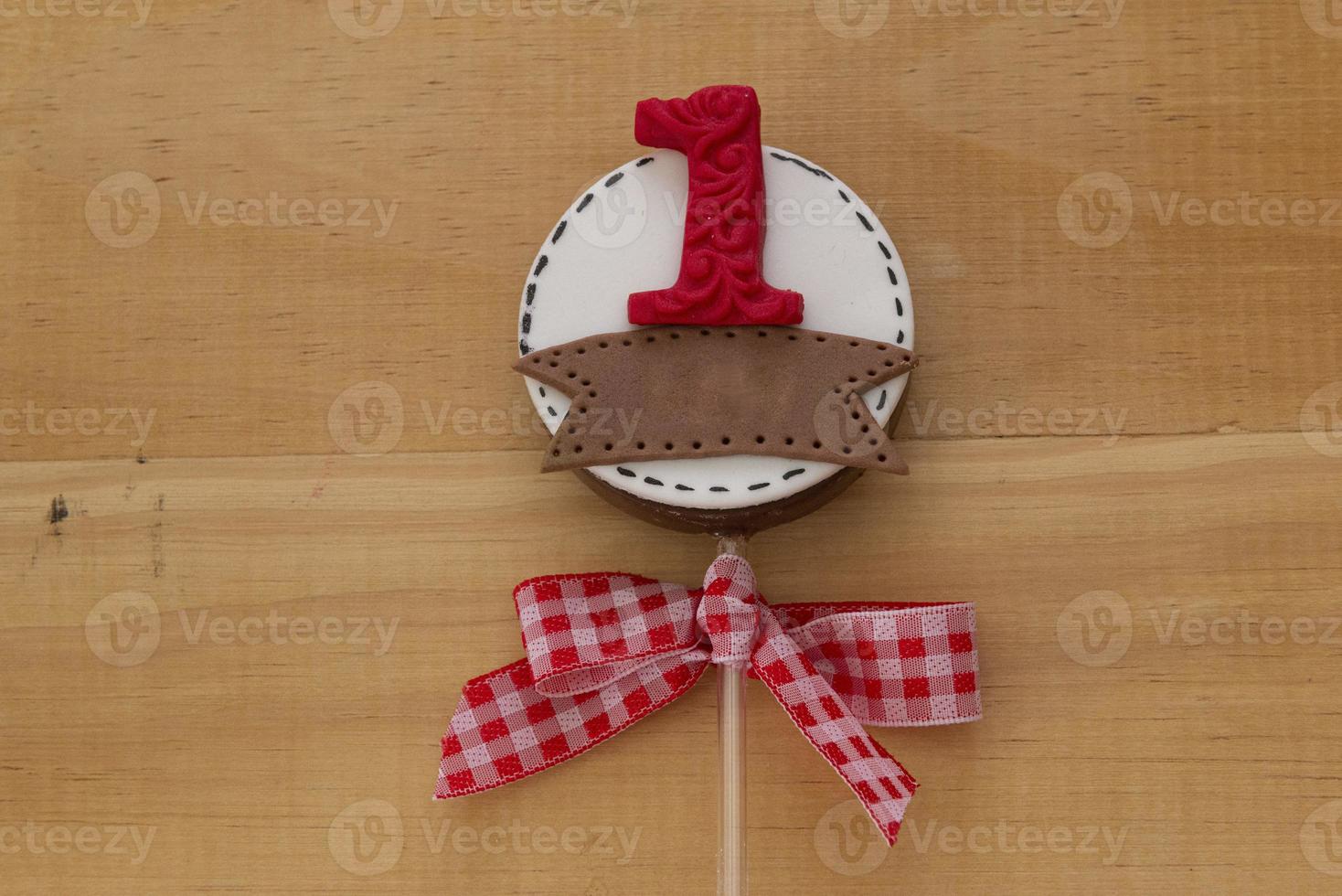 pirulitos de chocolate decorados para o aniversário das crianças foto