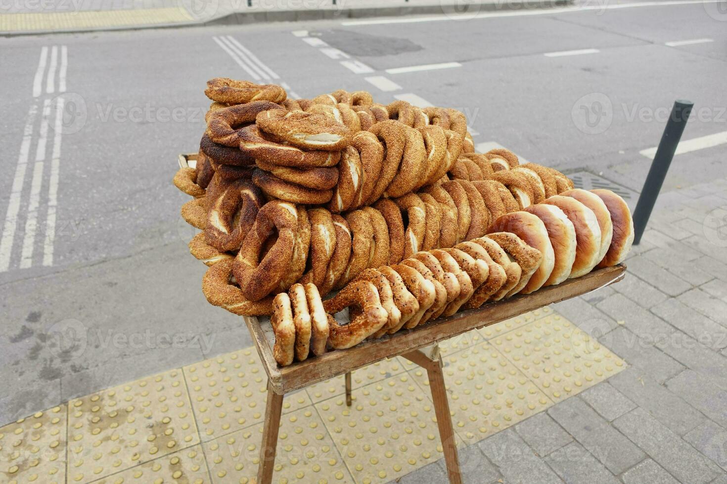 turco bagel simit vendendo às taqsim quadrado dentro uma furgão foto