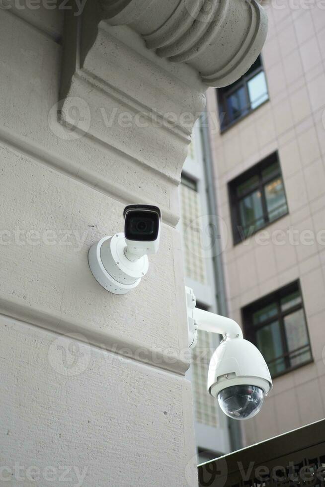 câmera de segurança cctv operando ao ar livre foto