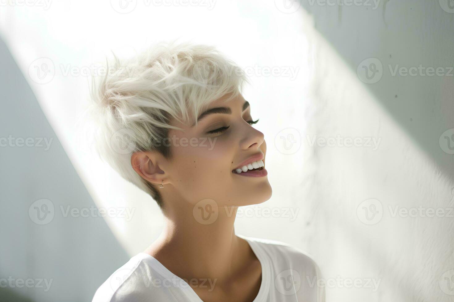 jovem sorridente mulher com curto prumo corte de cabelo em luz fundo. ai generativo foto