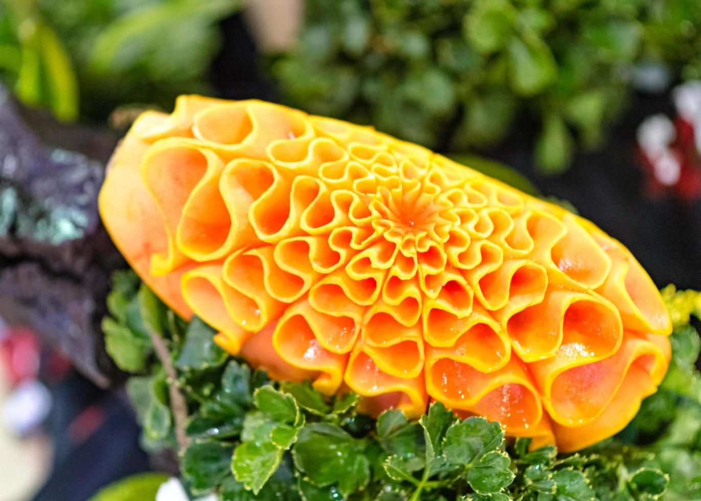 esculturas de frutas e vegetais, decoração com esculturas de frutas tailandesas foto