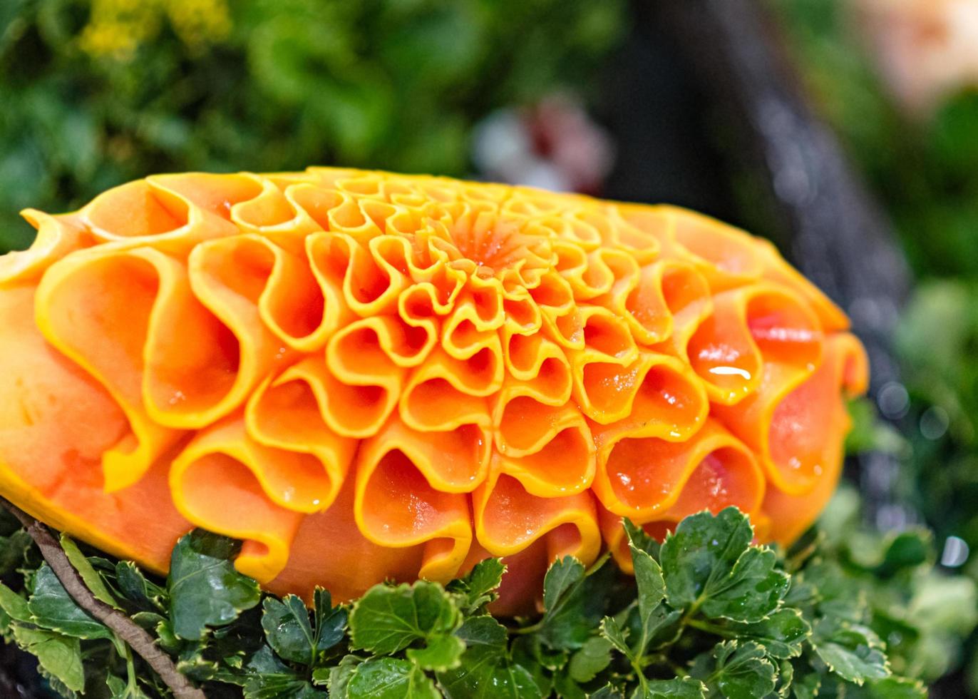 esculturas de frutas e vegetais, decoração com esculturas de frutas tailandesas foto