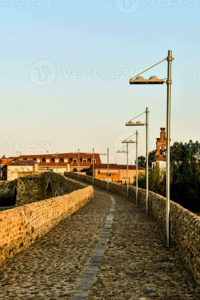 luminária Postagens ao longo a pedra ponte foto