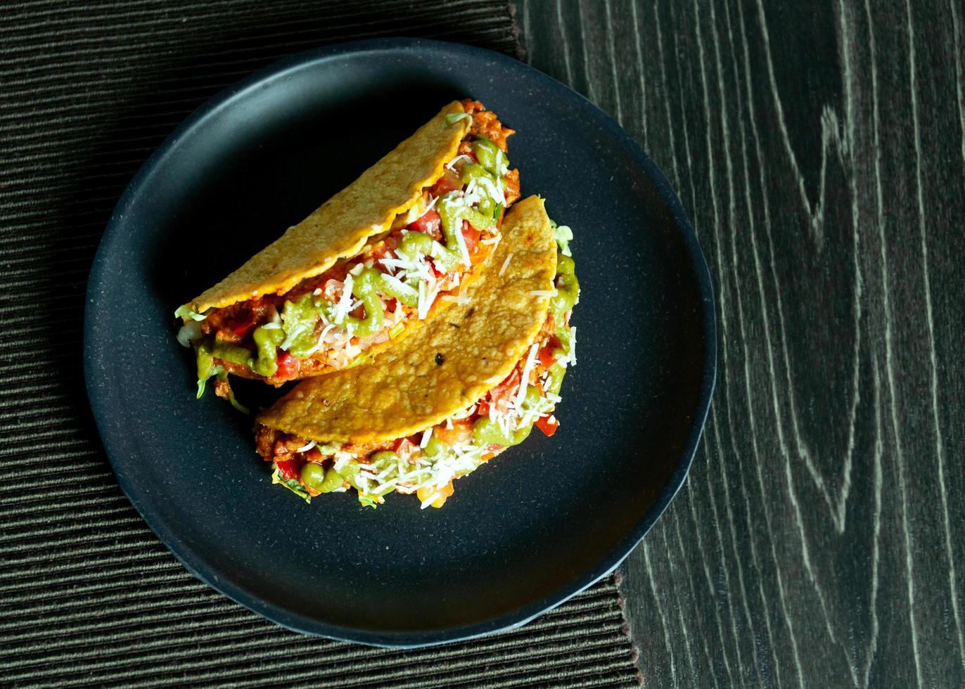 comida mexicana taco com casca de tacos de carne moída com salada foto