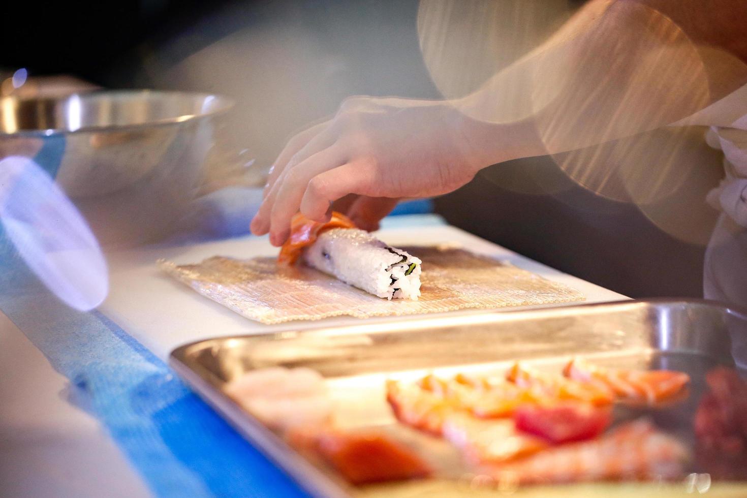 chef mãos preparando comida japonesa, chef fazendo sushi foto