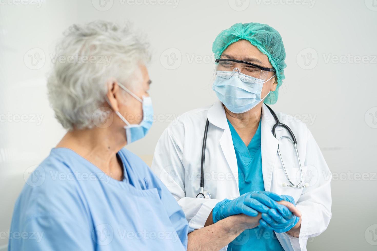 médico asiático ajudar paciente idosa asiática no hospital de enfermagem. foto