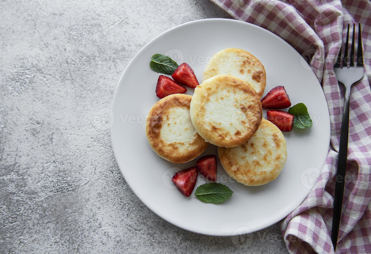 panquecas de queijo cottage, bolinhos de ricota em prato de cerâmica foto