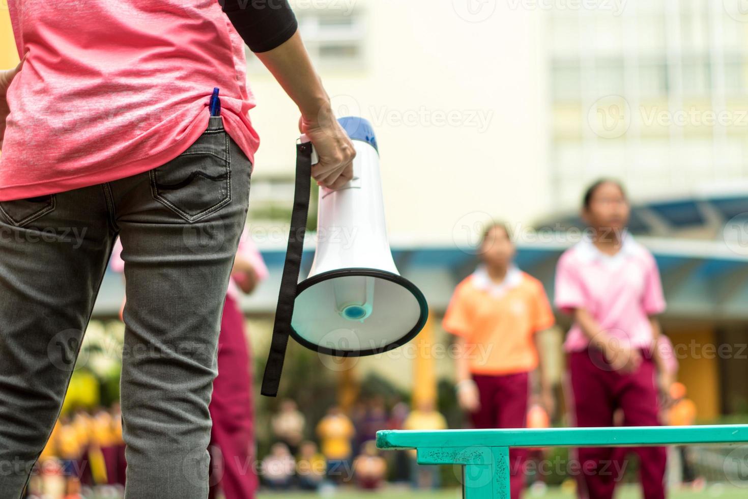 meninas do ensino fundamental com seu treinador na partida de esportes foto