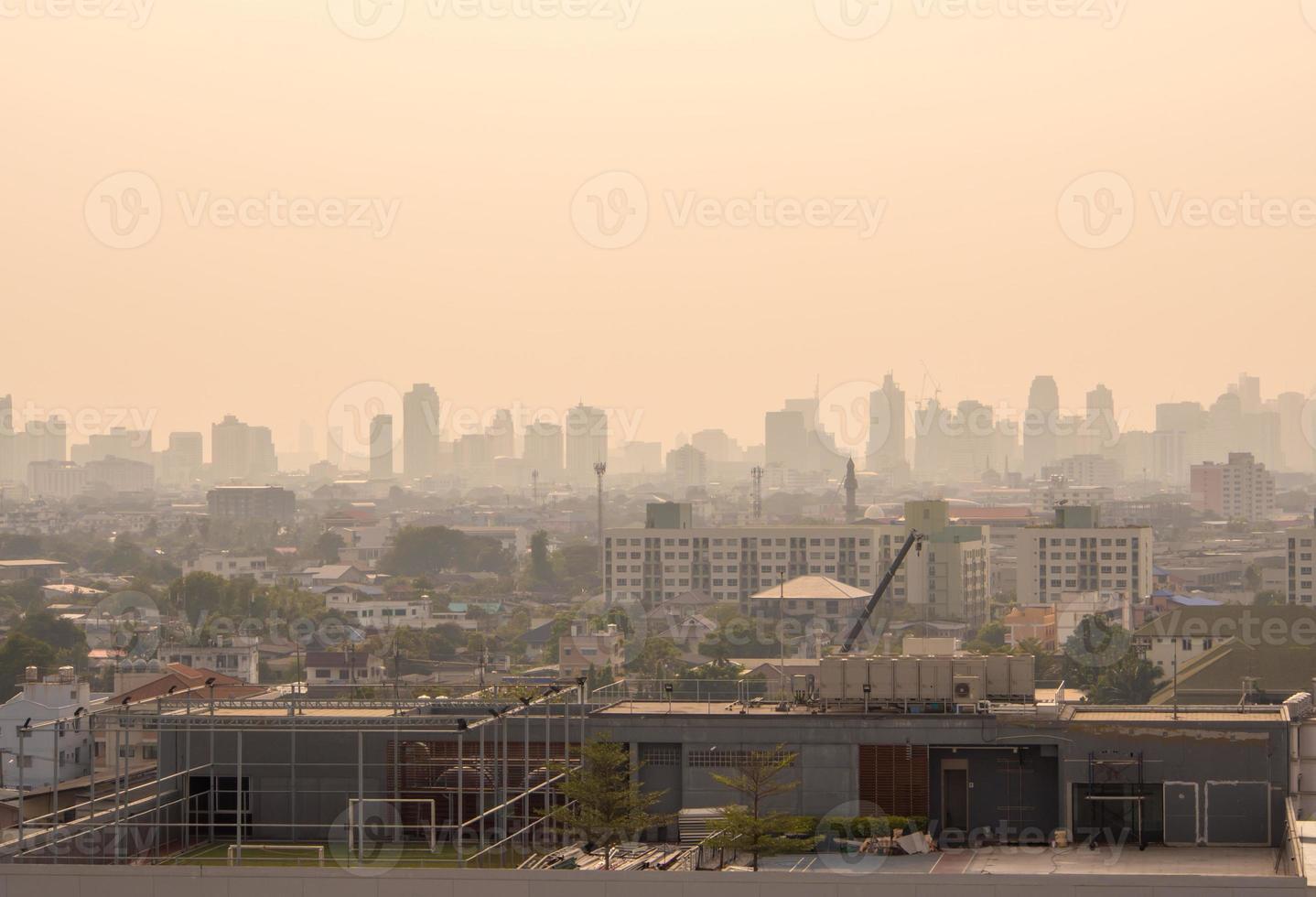 paisagem urbana urbana na névoa ou poluição foto