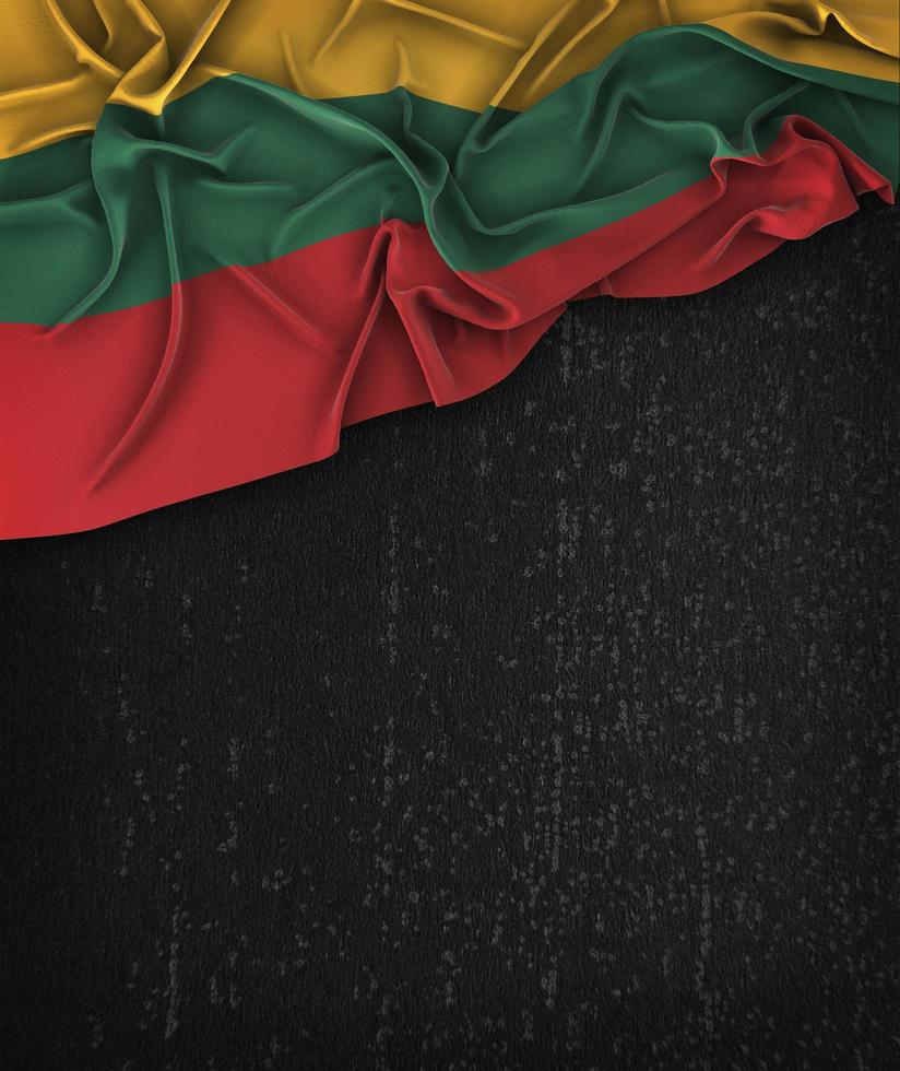 Vintage bandeira da Lituânia em um quadro negro grunge foto
