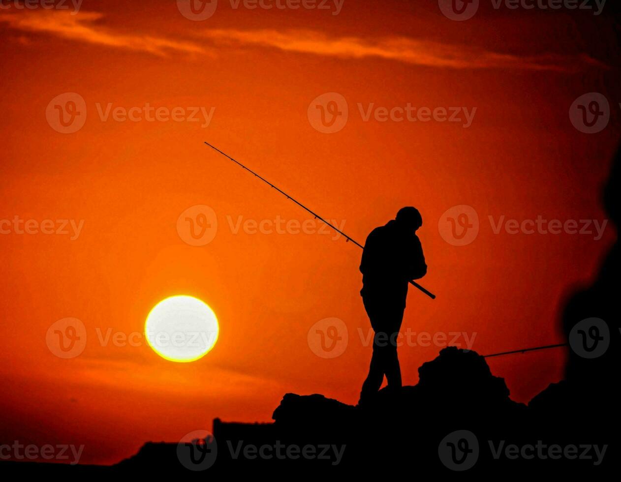 pesca ao pôr do sol foto