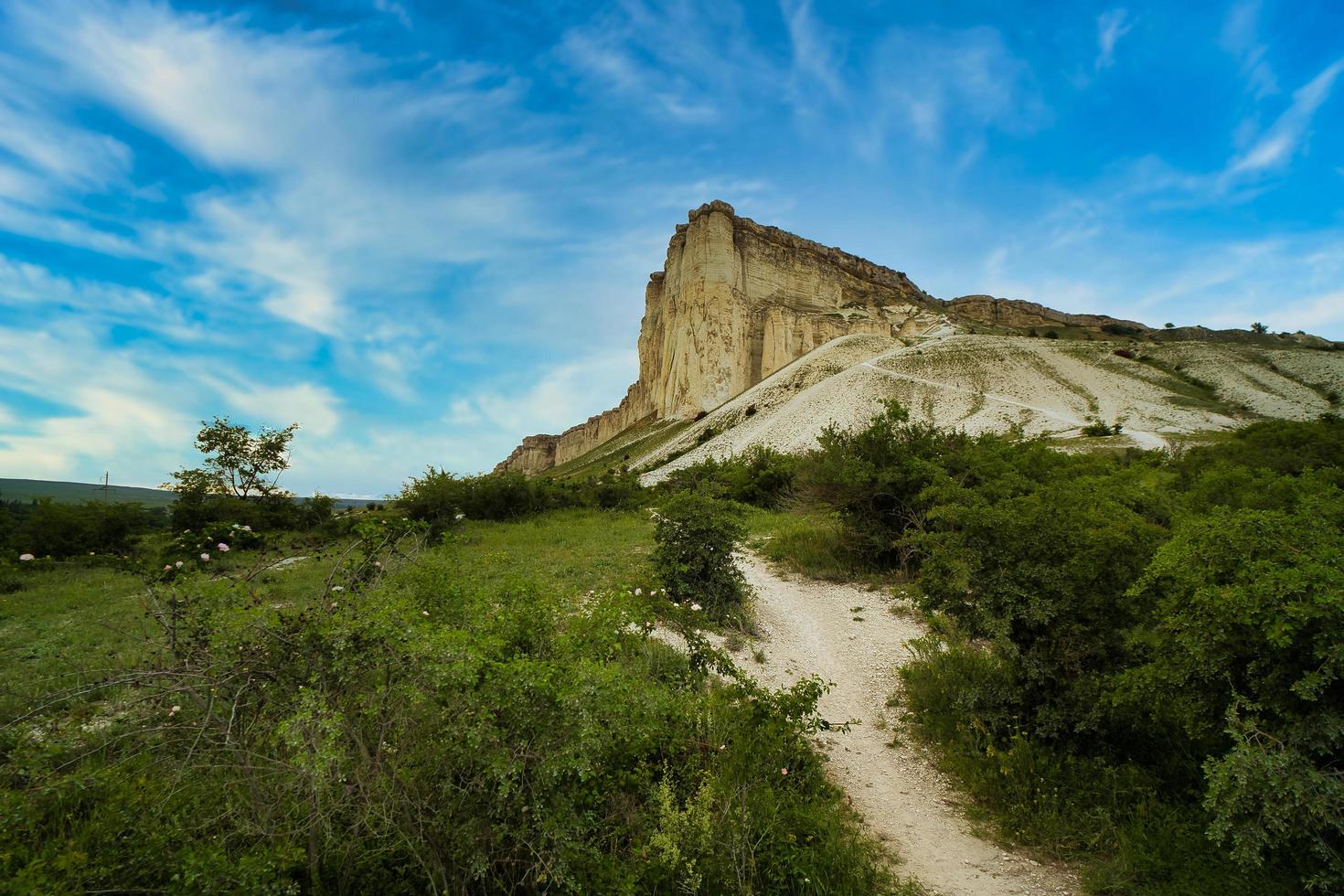 paisagem com vista para a rocha branca na Crimeia foto