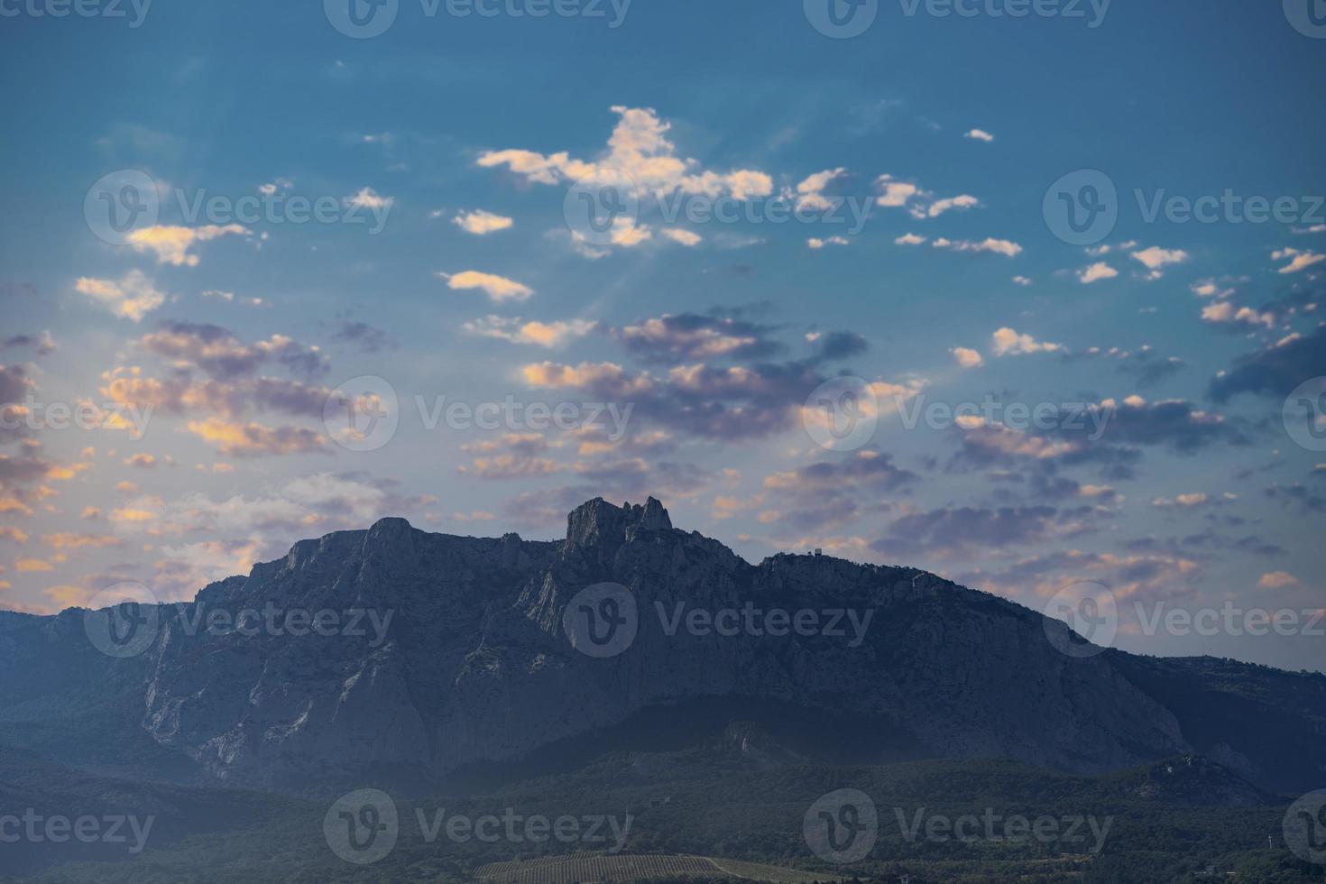 montanha ai-petri no fundo do céu noturno foto