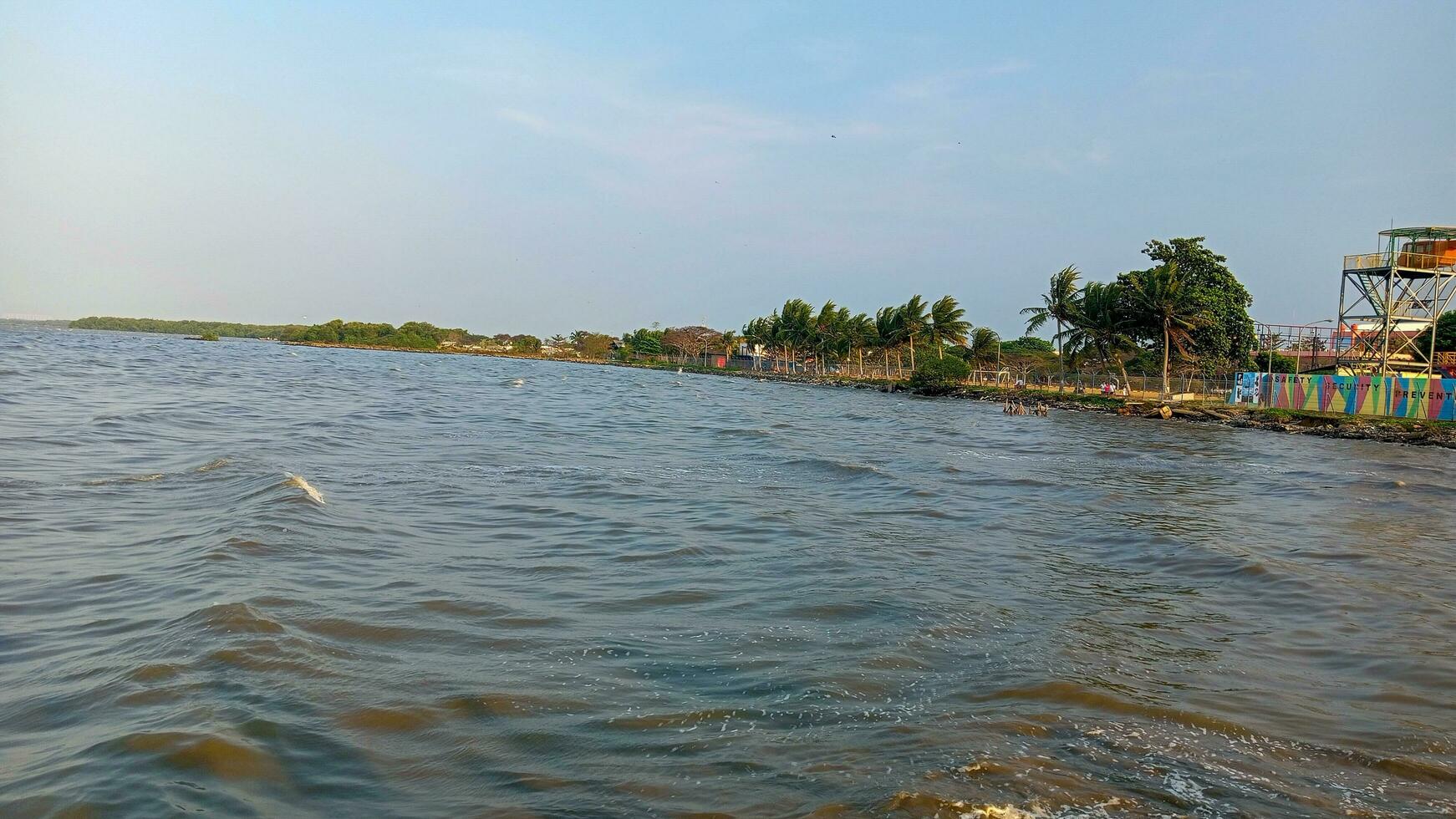 uma Castanho rio com pedras e água foto