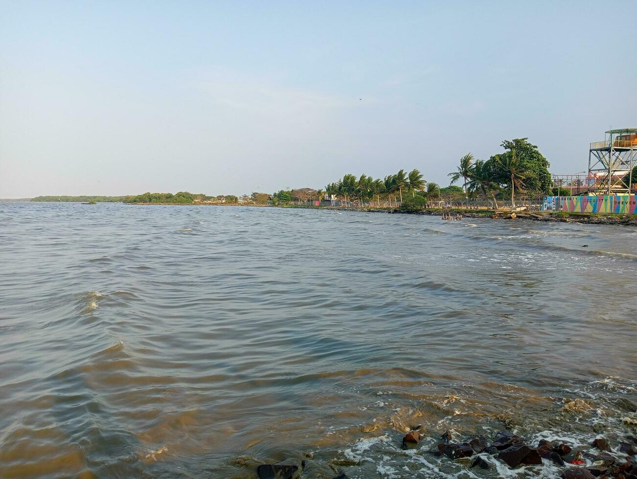 uma Castanho rio com pedras e água foto