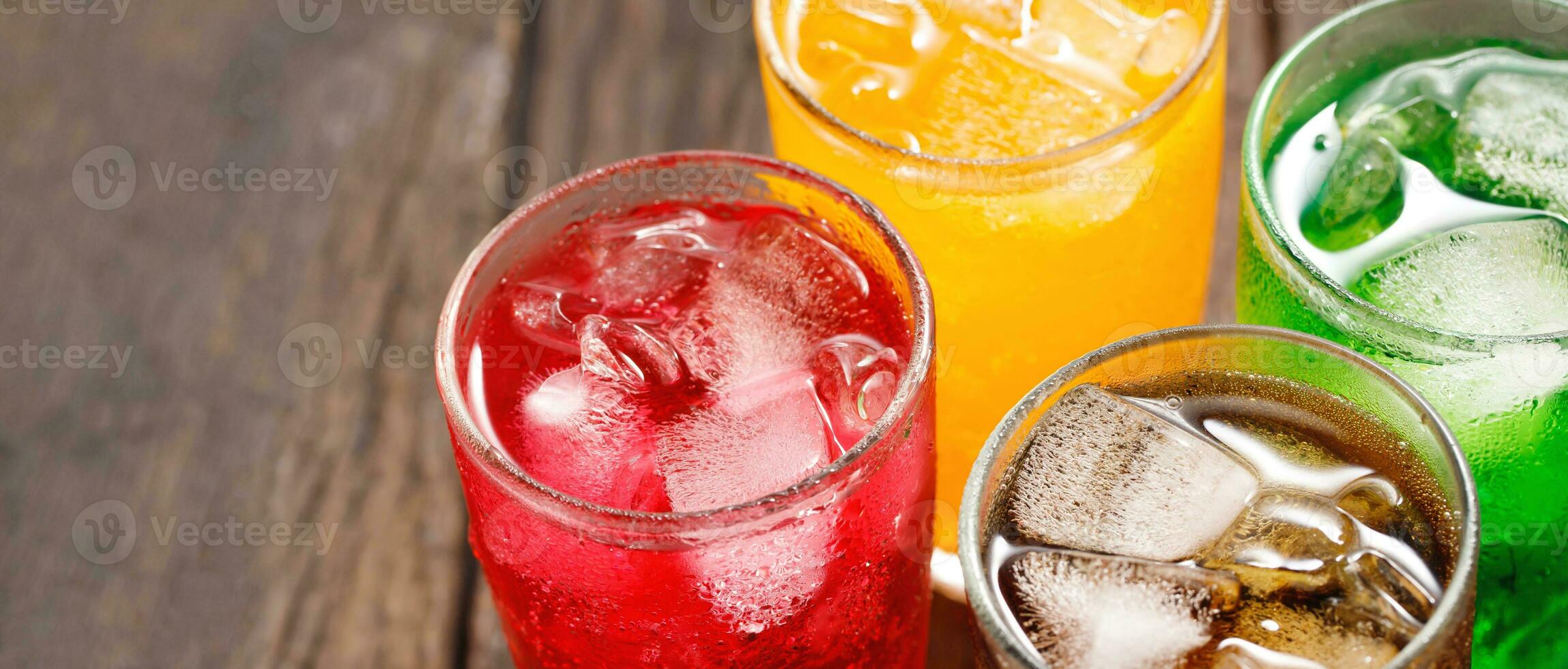 suave bebidas e fruta suco misturado com refrigerante Alto dentro açúcar ter uma negativo efeito em fisica saúde foto