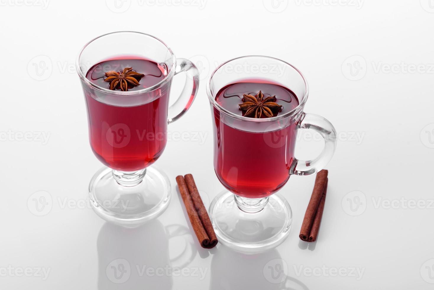 vinho quente tinto quente isolado no fundo branco com especiarias de natal foto