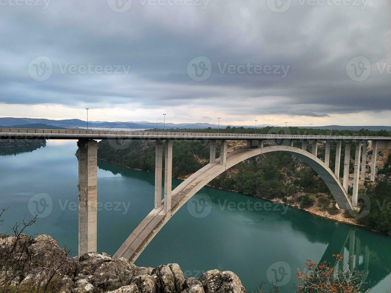 pedra ponte sobre adriático águas foto