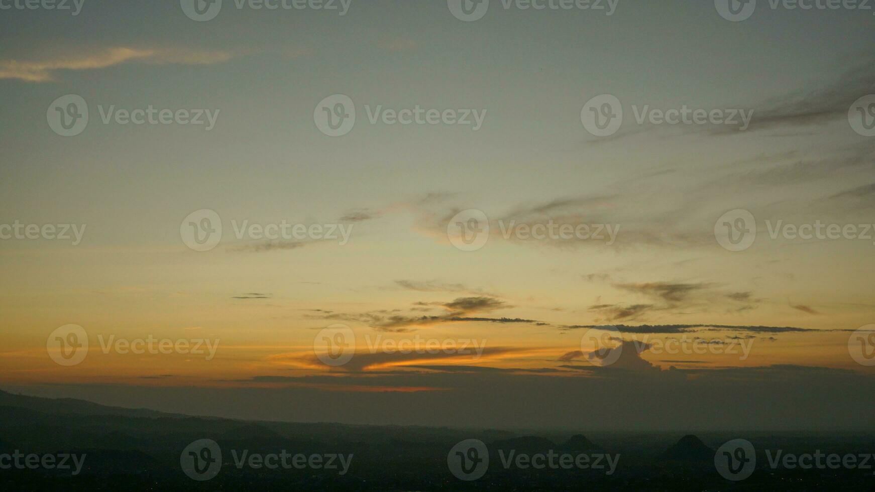 pôr do sol Visão com céu, nuvem, Rajabasa montanha dentro lampung Visão a partir de bukit Aslan ou Aslan Colina foto