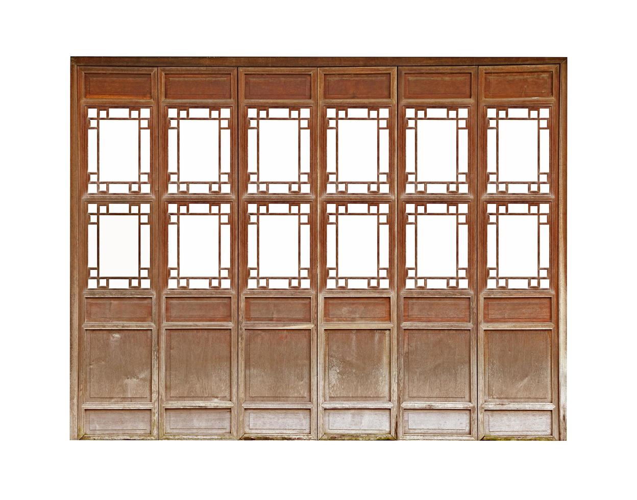 velha porta de madeira chinesa em fundo branco foto