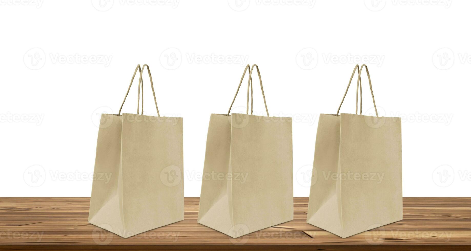 produtos embalagem papel saco esvaziar papel saco brincar em de madeira mesa isolado em branco fundo. foto