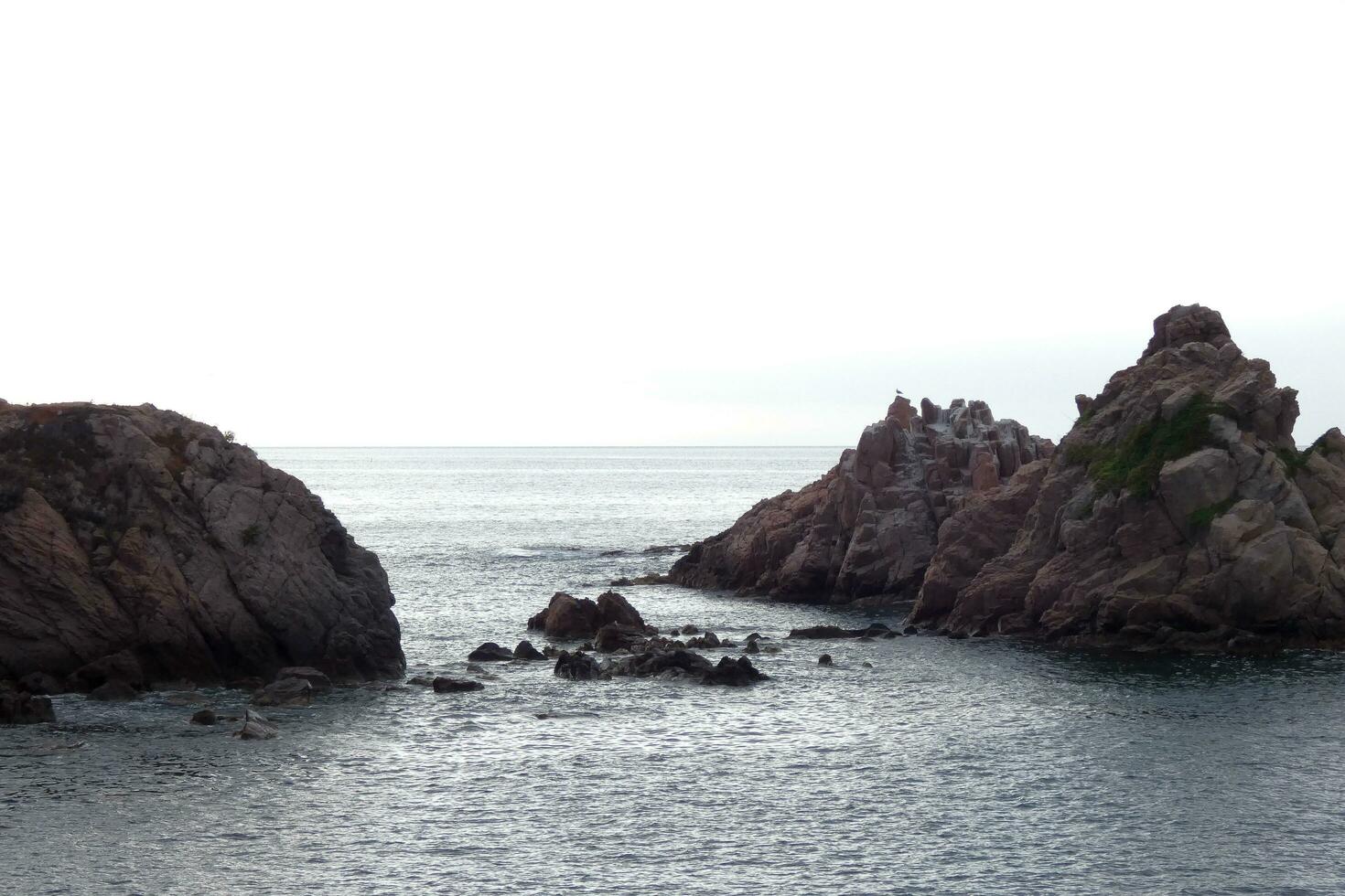 pedras e mar em a Mediterrâneo costa, costa brava Catalana foto