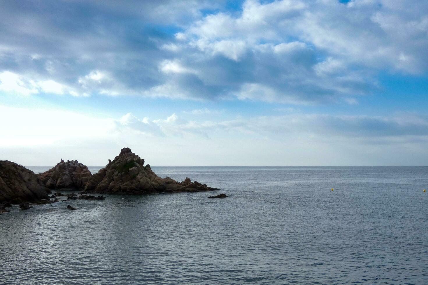 pedras e mar em a Mediterrâneo costa, costa brava Catalana foto