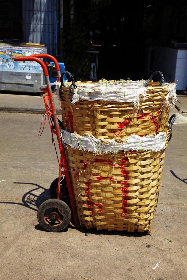 carrinho de mão de bambu no mercado tailandês foto