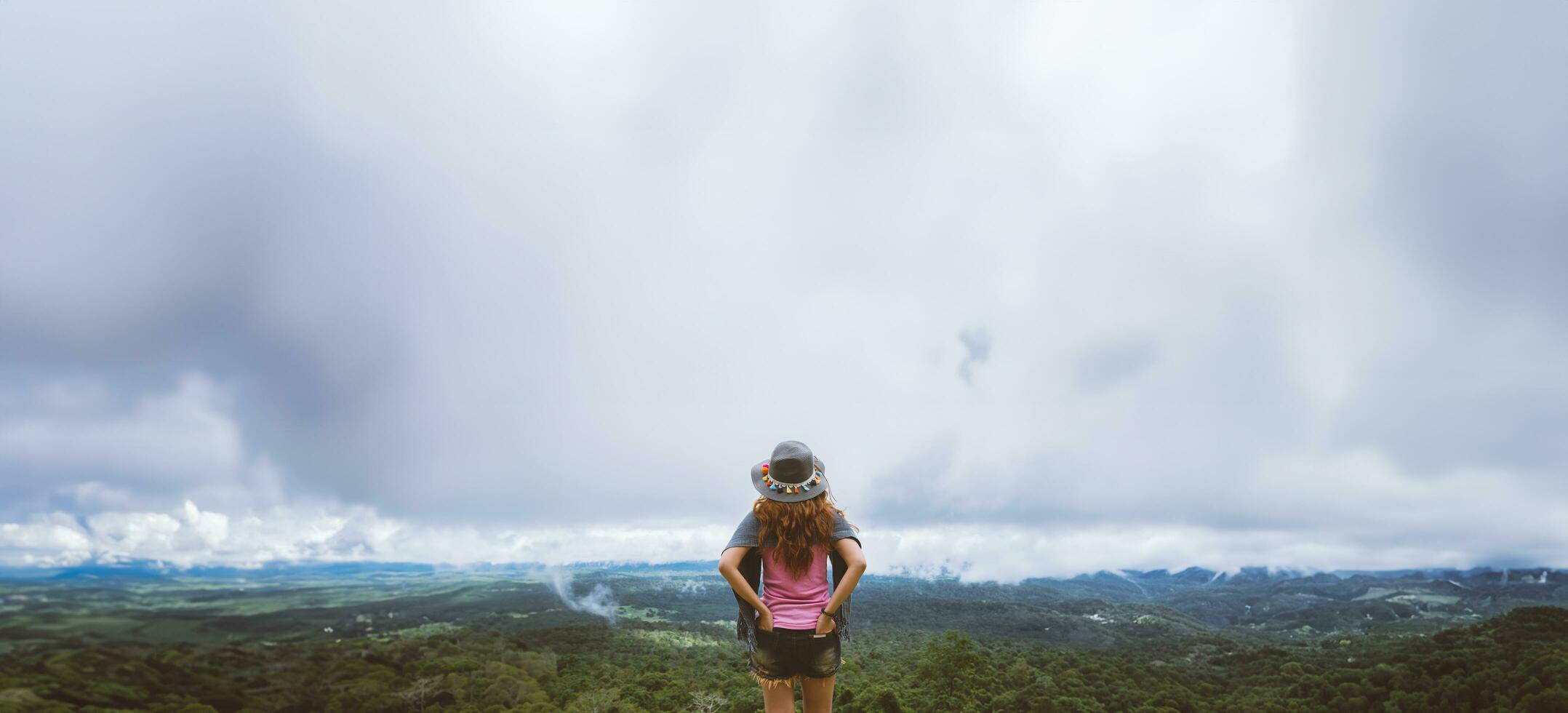 as mulheres asiáticas relaxam no feriado. viajar relaxar. no penhasco da montanha. natureza das florestas de montanha na tailândia. foto