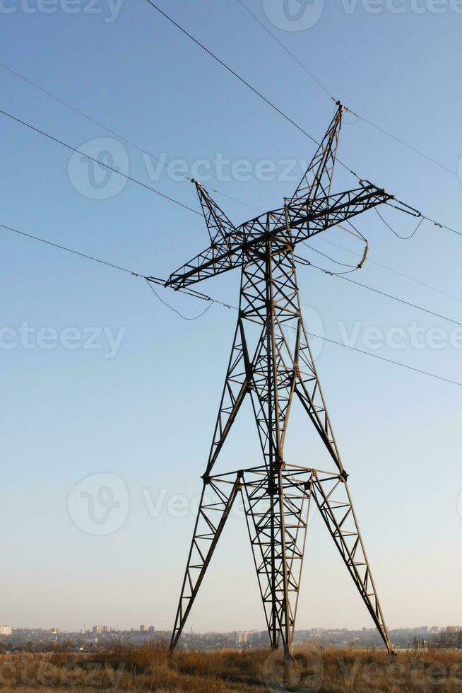 eletricidade pilone em pé dentro país dentro Ucrânia foto
