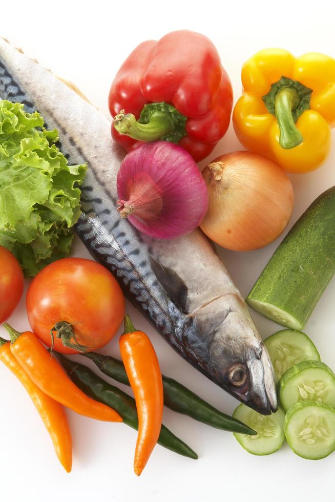 close-up vegetais e peixes na mesa branca foto