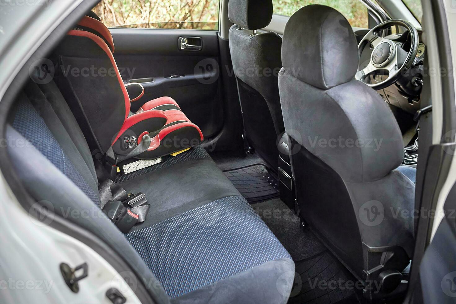 criança carro cadeira dentro a carro. cidade carro assento e interior foto