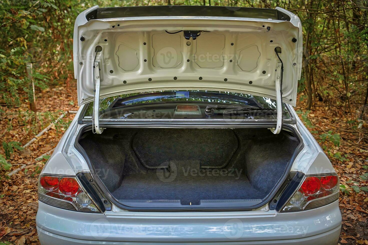 aberto carro porta-malas, cidade carro esvaziar tronco foto