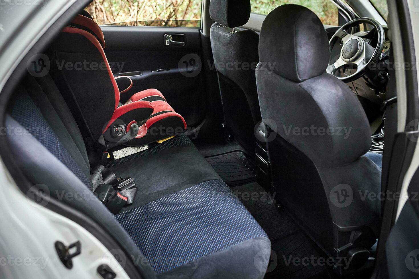 criança carro cadeira dentro a carro. cidade carro assento e interior foto