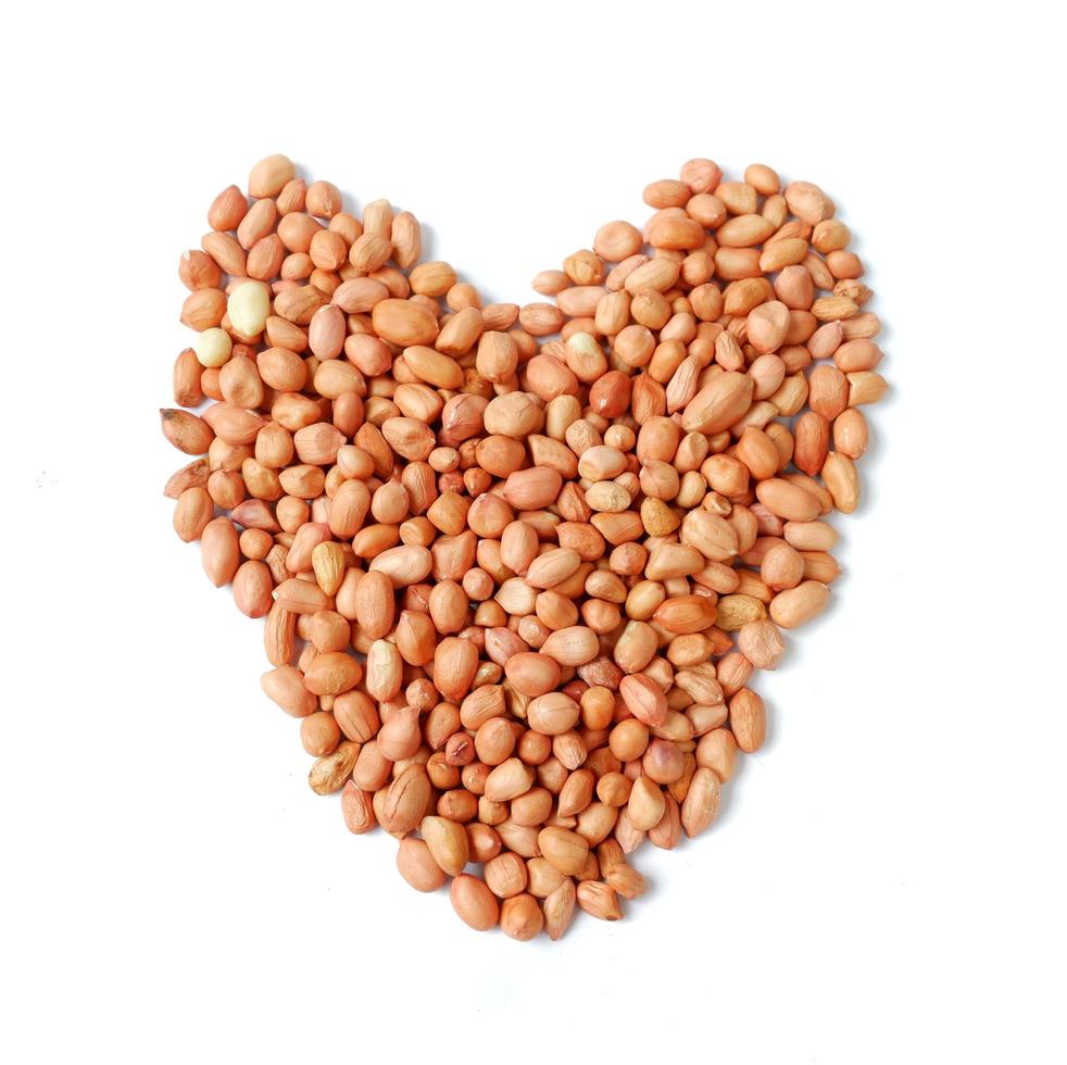 amendoim em forma de coração isolado em um fundo branco foto