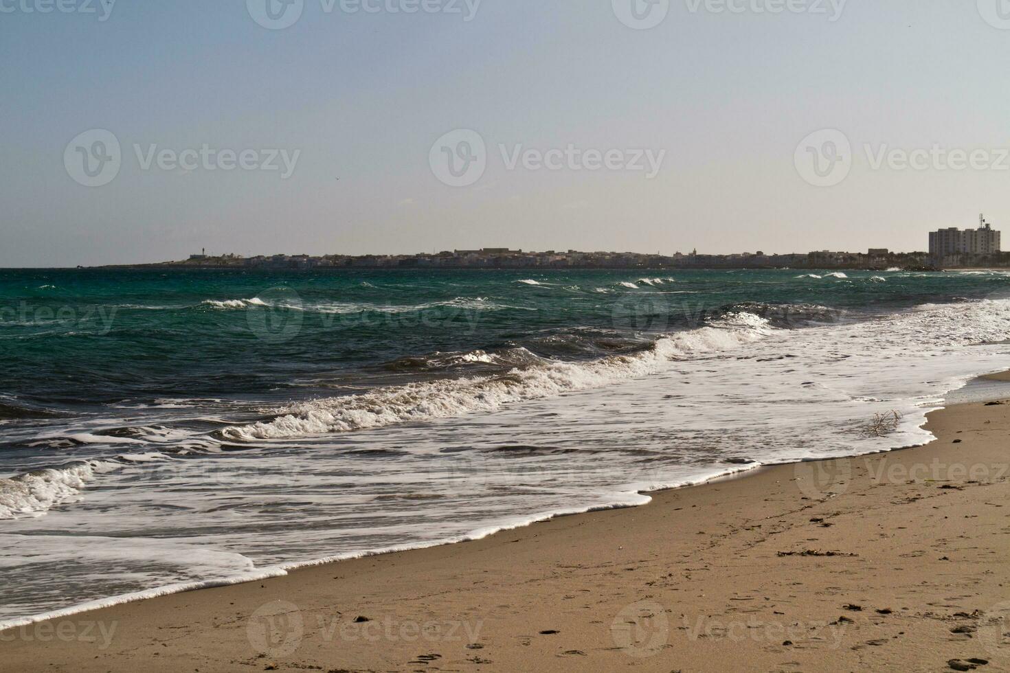 ondas do mar no mar mediterrâneo foto