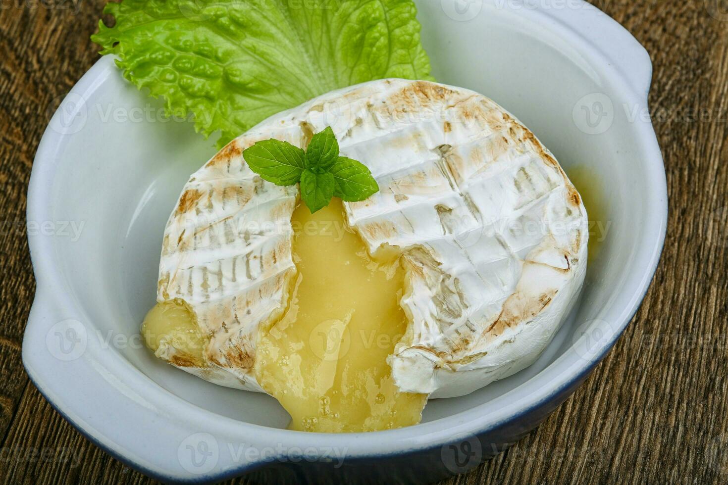 assado queijo Camembert em de madeira fundo foto